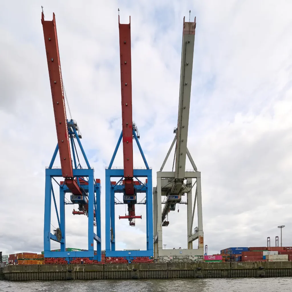 Kranbrücken im Hamburger Hafen aufgenommen beim Fototörn auf der Elbe