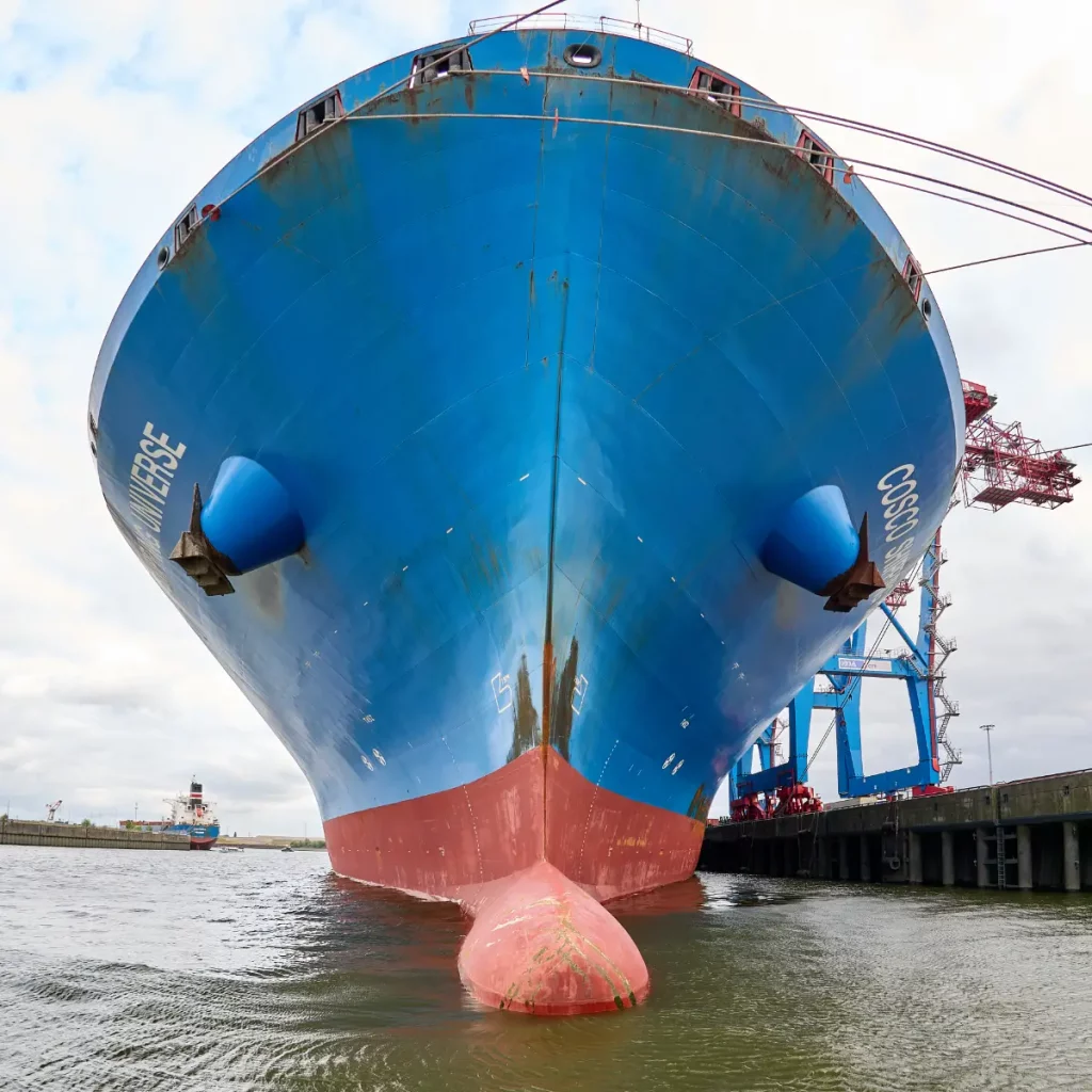 Bug eines großen Containerschiffs aufgenommen im Hamburger Hafen