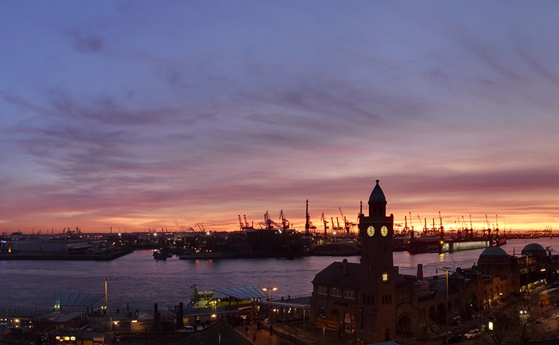 Landungsbrücken Hamburg bei Sonnenuntergang. Zur Illustration des Artikels Brennweite in der Fotografie