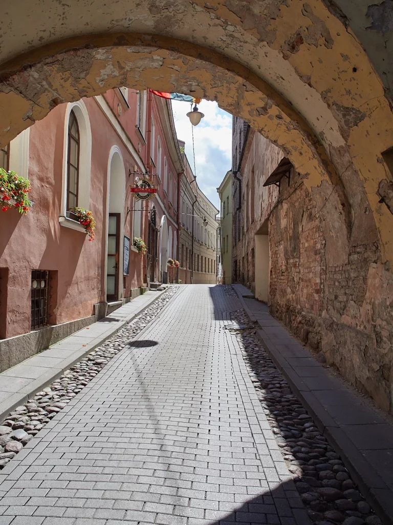 Altstadtgasse in Vilnius aufgenommen während unserer Reise durch das Baltikum.