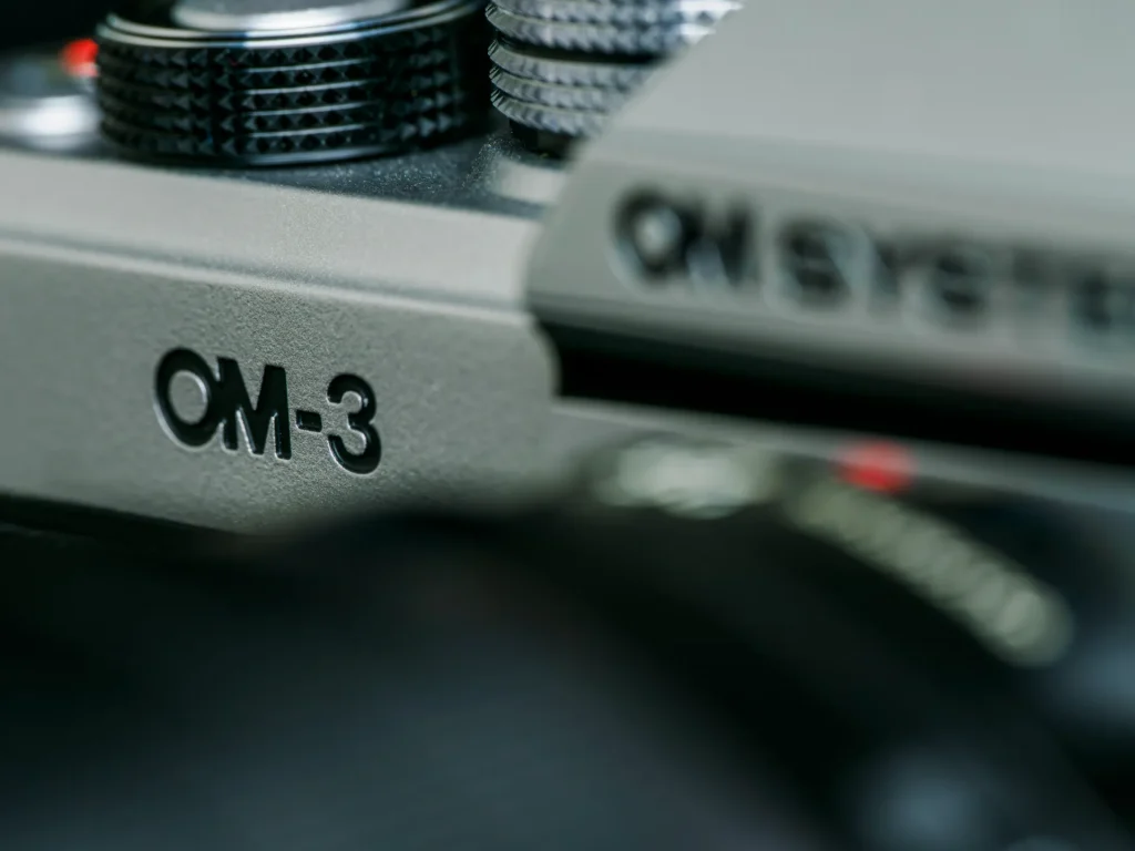 Detailaufnahme der OM System OM-3 mit den personalisierbaren Knöpfen an der Frontseite
