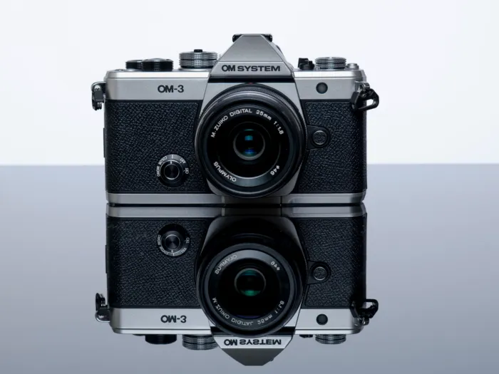 OM System OM-3 mit Pancake-Objektiv, gespiegelt auf reflektierender Fläche