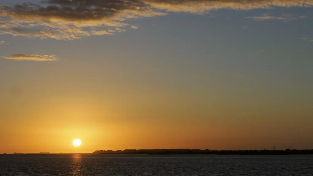 Sonnenuntergang über dem Bodden auf dem Darß bei Zingst