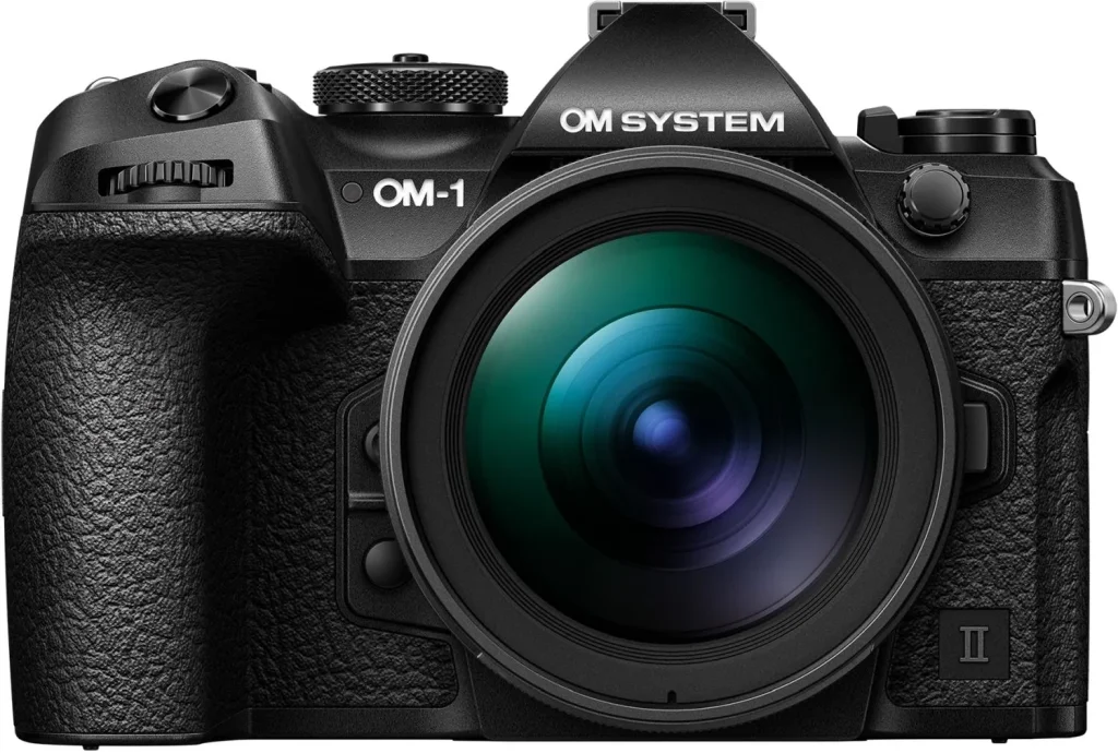 OM System OM-1 Mark II mit PRO-Objektiv vor weißem Hintergrund